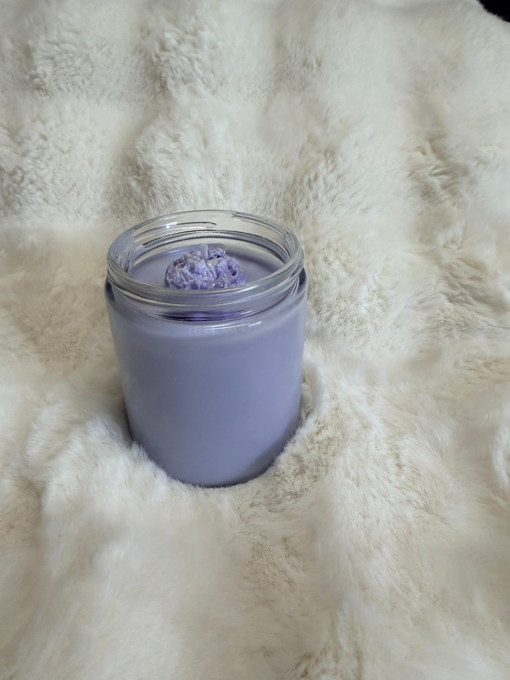 Fresh linen scented soy candle with flower mold topper