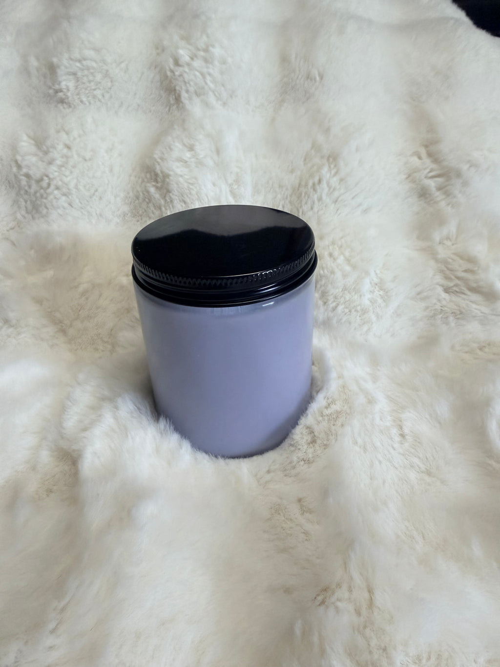 Fresh linen scented soy candle with flower mold topper