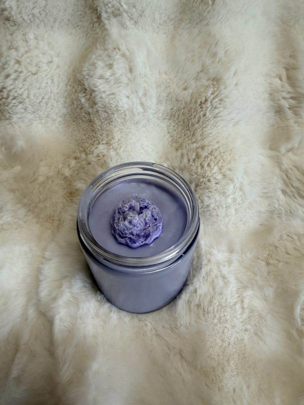 Fresh linen scented soy candle with flower mold topper