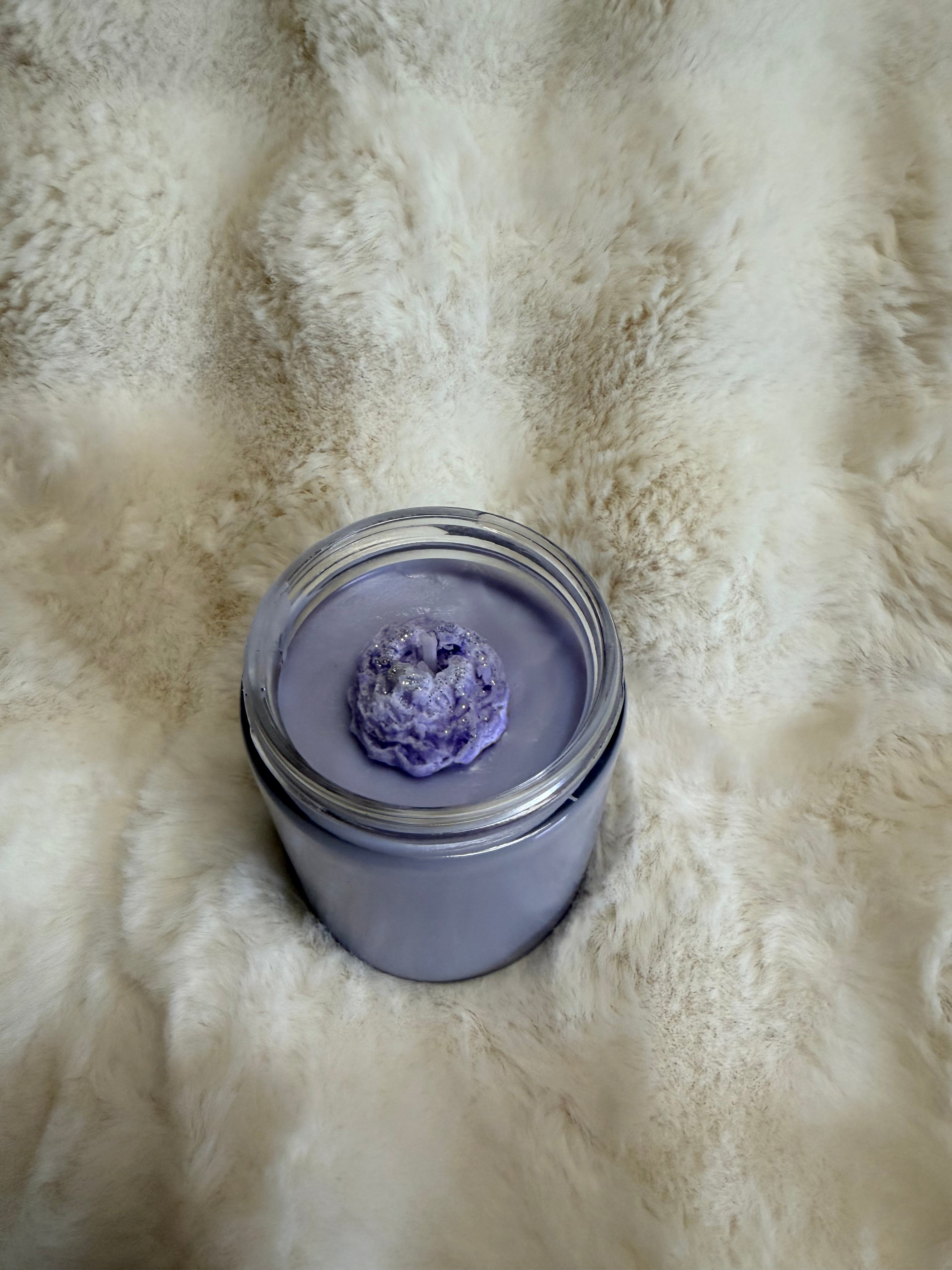 Fresh linen scented soy candle with flower mold topper