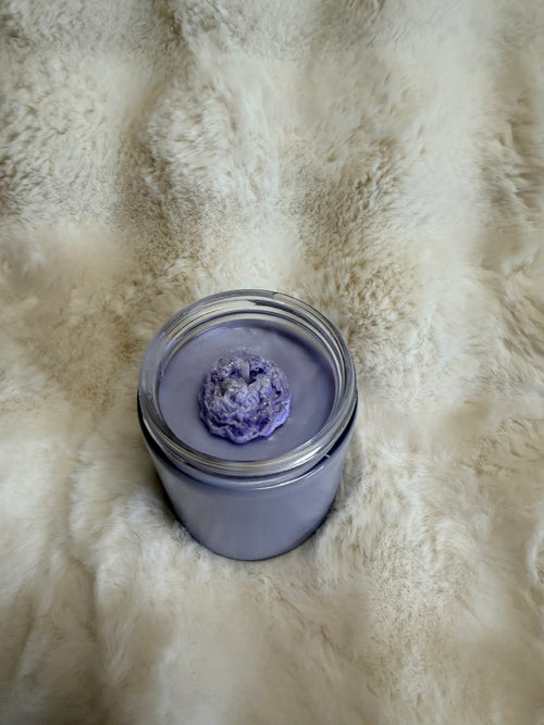 Fresh linen scented soy candle with flower mold topper